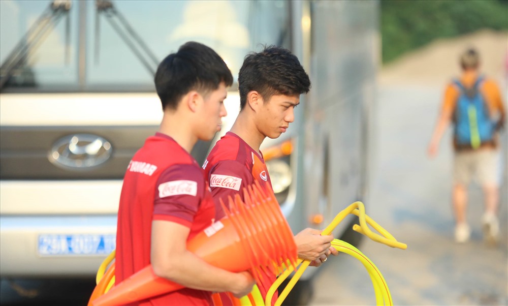 Dù gặp chấn thương nhưng Phan Văn Đức vẫn đuợc triệu tập lên tập cùng ĐT Việt Nam để đích thân HLV Park theo dõi quá trình hồi phục cho thấy vai trò cực kỳ quan trọng của cầu thủ người Nghệ An trong mắt ông. Ảnh: HOÀI THU