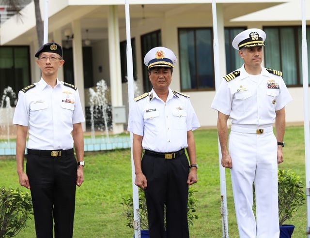 Chuẩn đô đốc Trần Ngọc Quyết - Phó Tham mưu trưởng Quân chủng Hải quân Việt Nam (giữa) dẫn đầu đoàn Việt Nam tham gia diễn tập. Ảnh: Dân Trí
