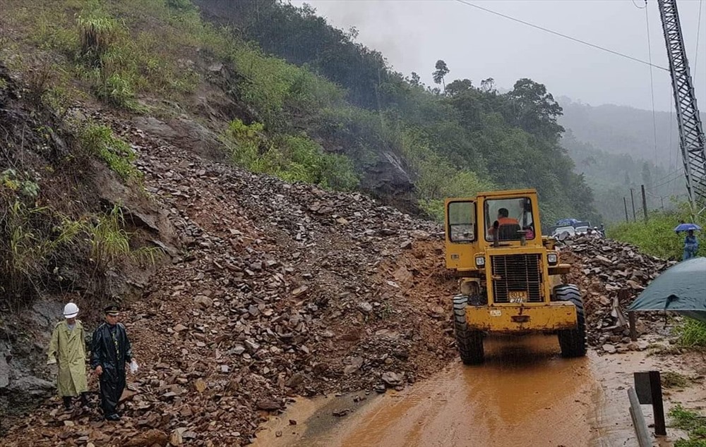 Sạt lở đất khiến giao thông bị ùn tắc trên đường Hồ Chí Minh đoạn qua huyện Đakrông. Ảnh: TH.