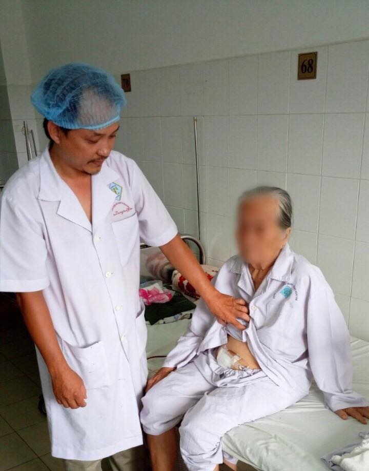 Bác sĩ thăm khám cho cụ bà 84 tuổi sau cuộc phẫu thuật ngoạn mục. Ảnh: BVCC