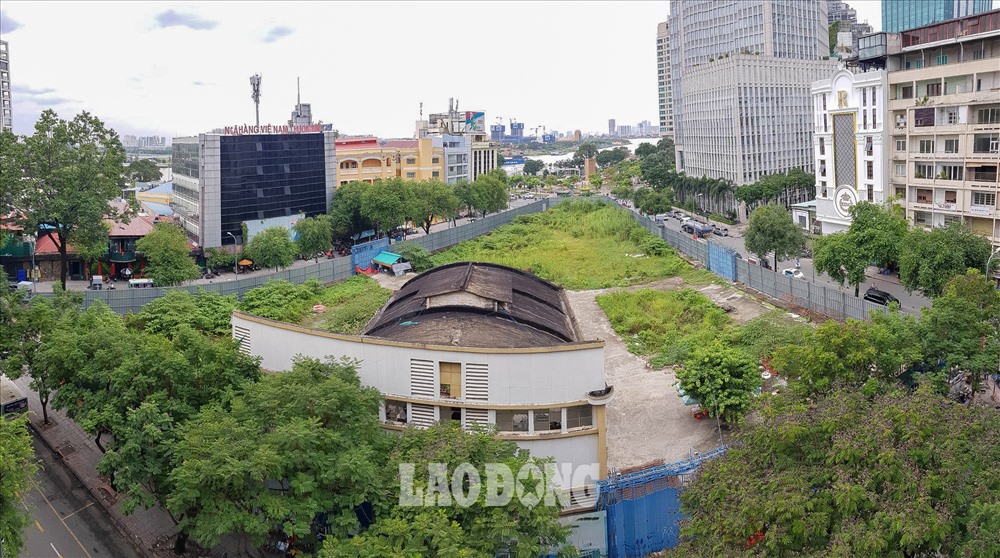 Dự án rơi vào tình trạng “đắp chiếu” không những gây lãng phí tài nguyên đất mà còn làm xấu đi bộ mặt mỹ quan đô thị thành phố.