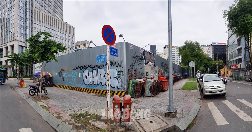 Có diện tích hơn 6.000m2, với 4 mặt tiền giáp đường Hai Bà Trưng, Đông Du, Thi Sách và Công Trường Mê Linh, khu đất số 2-4-6 Hai Bà Trưng, phường Bến Nghé, quận 1 được xem là khu đất “kim cương” hiếm hoi còn sót lại nằm giữa trung tâm TP.HCM.