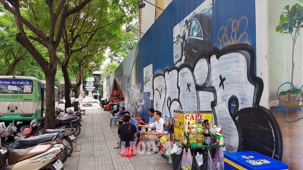 Người dân tận dụng khu vực quanh dự án buôn bán.