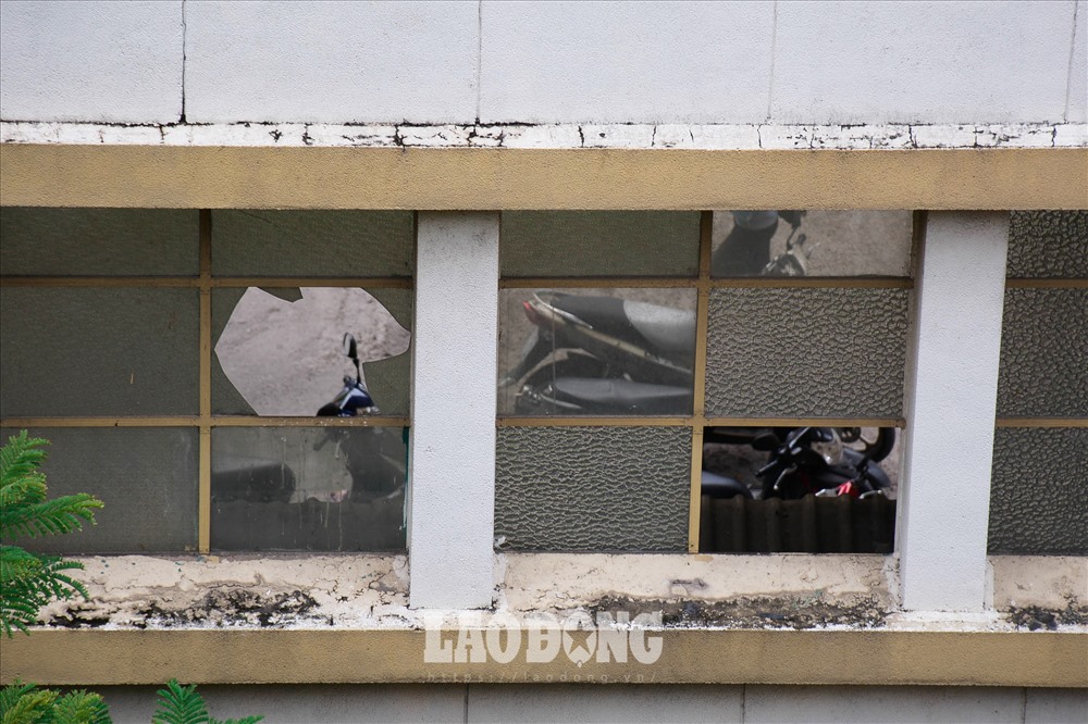 Cửa kính vỡ vụn.