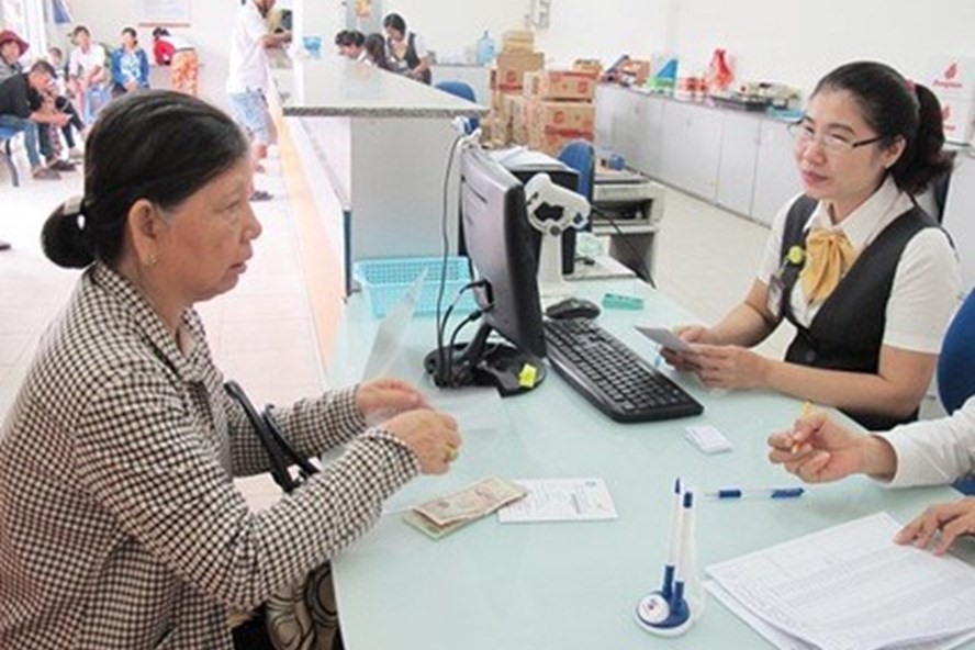 Hướng dẫn người lao động tham gia bảo hiểm tự nguyện. Ảnh minh hoạ.