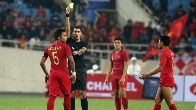 Vị trọng tài người Qatar này từng cầm còi trận U23 Việt Nam và U23 Indonesia ở vòng loại U23 Châu Á 2020 trên SVĐ Mỹ Đình. Ảnh: Siam Sport