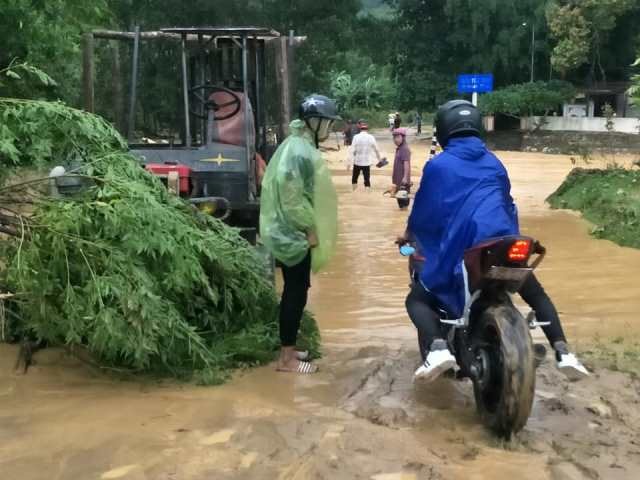 Tình trạng chia cắt gây khó khăn cho người dân Hương Khê khi đi lại. Ảnh: ĐQ