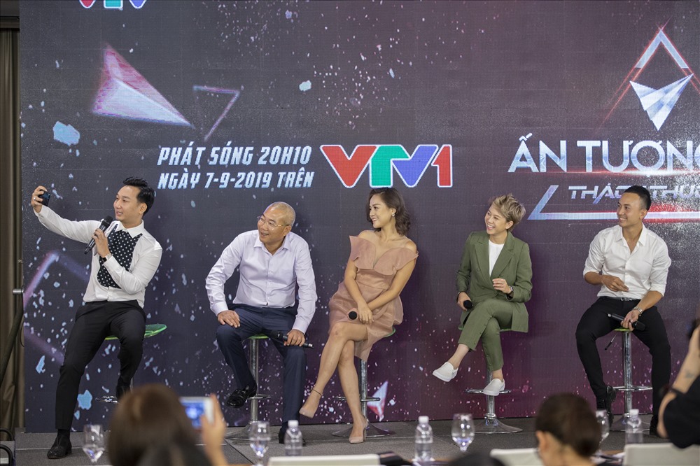 Đoàn phim “Về nhà đi con” giao lưu cùng khán giả trước thềm VTV Awards. Ảnh: VTV.