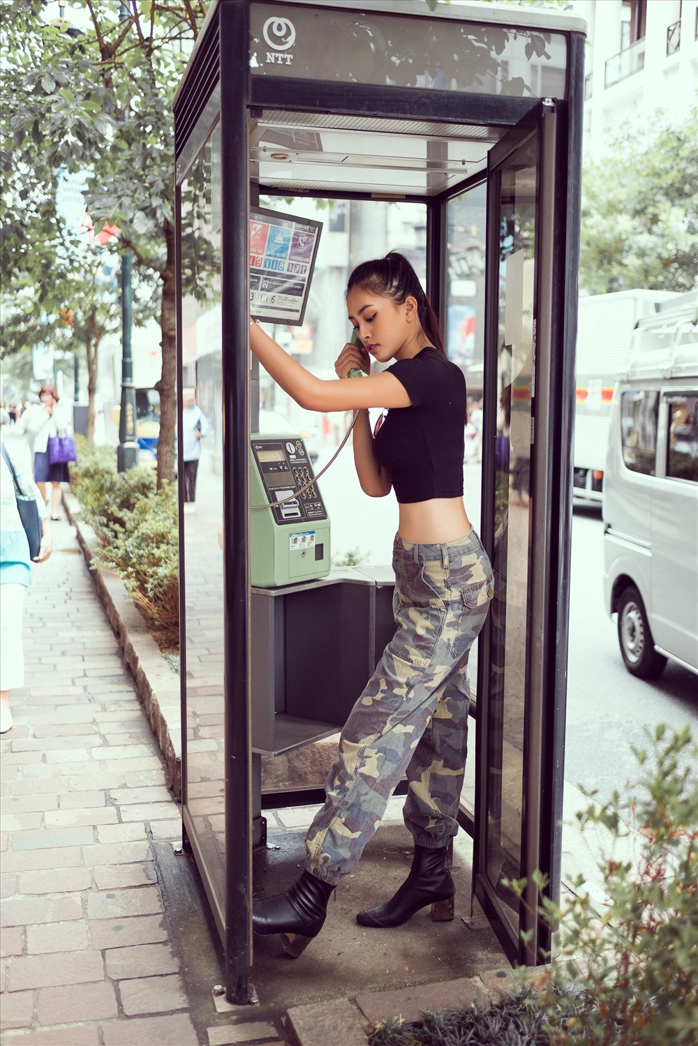 Phong cách khỏe khoắn với những chiếc áo croptop giúp Hoa hậu 19 tuổi khoe trọn đôi chân dài và vòng eo nhỏ nhắn. Ảnh: Tuấn Khải - Viết Quý.