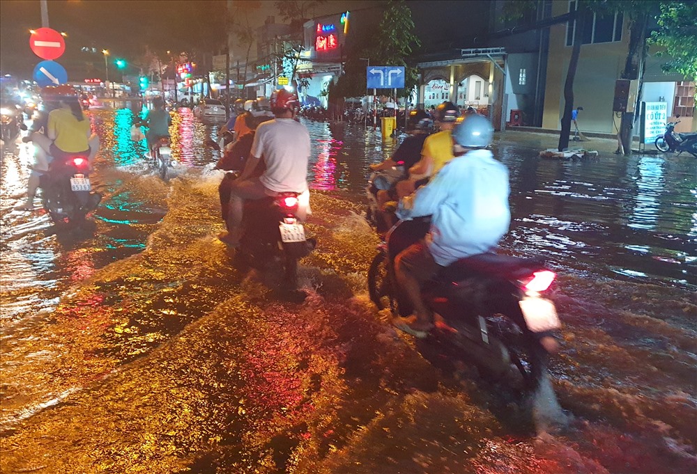 Sáng sớm ngập, tối ngập, TP. Cần Thơ bó tay với triều cường. Ảnh: Hưng Thơ.