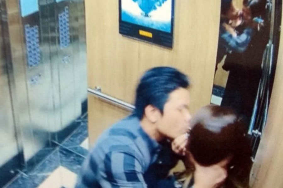 Hình ảnh Đỗ Mạnh H sàm sỡ cô gái để hôn trong thang máy nhưng chỉ bị phạt 200.000 đồng khiến dư luận bức xúc thời gian vừa qua.