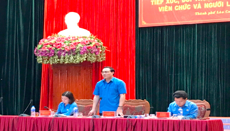 Đồng chí Nguyễn Hữu Long, Tỉnh ủy viên, Ủy viên BCH Tổng Liên đoàn, Chủ tịch LĐLĐ tỉnh chủ trì Hội nghị. Ảnh: Kim Tuyến