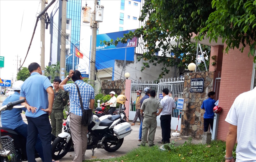 Cổng Cục thuế đóng kín, chưa ai được vào bên trong.