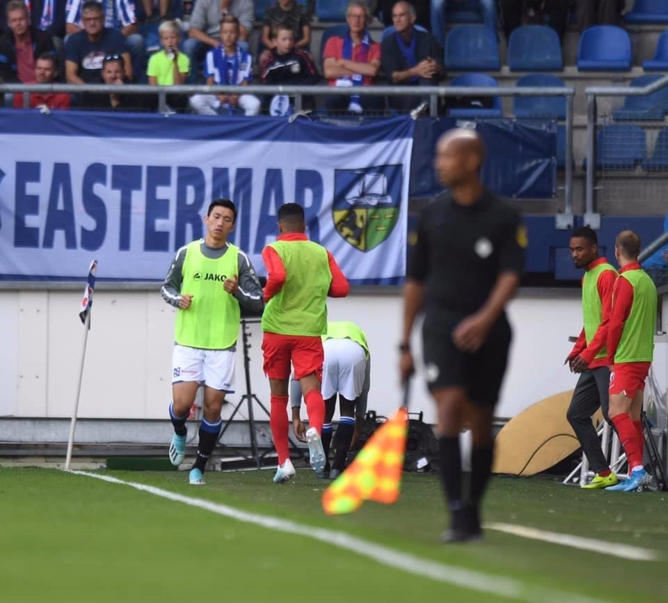 Văn Hậu khởi động trong trận đấu của Heerenveen tại vòng 7. Ảnh: SC Heerenveen.