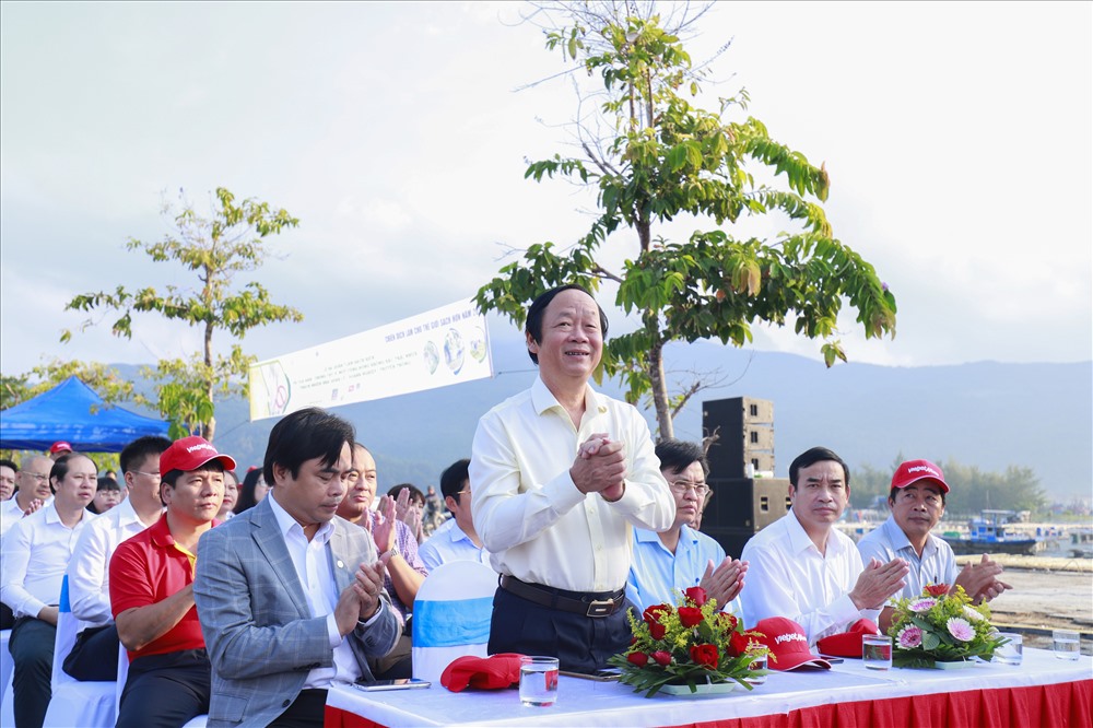 Thứ trưởng Bộ Tài nguyên và Môi trường Võ Tuấn Nhân, Phó Chủ tịch Uỷ ban nhân dân Thành phố Đà Nẵng Lê Trung Chinh, lãnh đạo các cơ quan, ban ngành 11 tỉnh, thành phố ven biển từ Thanh Hóa đến Bình Định, đại diện hãng hàng không Vietjet… cũng có mặt tại sự kiện. Ảnh: VJ.