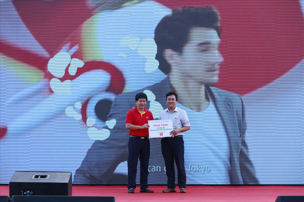 Ông Dương Hoài Nam, Chủ tịch Hội Liên hiệp Thanh niên Vietjet, Giám đốc Văn phòng Miền Bắc trao tặng các thùng rác phân loại rác thải rắn sinh hoạt nhằm phân loại tại nguồn, góp phần tiết kiệm tài nguyên, giảm thiểu ô nhiễm môi trường… Ảnh: VJ.