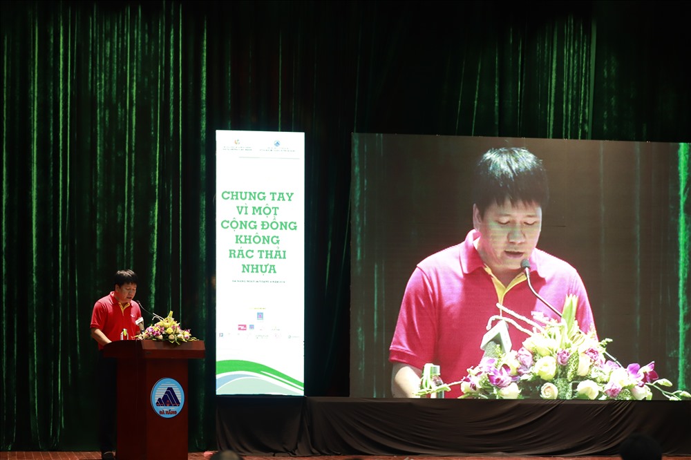 Ông Dương Hoài Nam chia sẻ, tháng 6.2019, Vietjet đã tham gia và trở thành thành viên của Liên minh chống rải thải nhựa - Hưởng ứng lời kêu gọi của Thủ tướng Chính phủ Nguyễn Xuân Phúc. Cùng với Hội Liên hiệp Thanh niên Việt Nam, từ năm 2018, Vietjet đã đồng hành cùng với chiến dịch “Hãy làm sạch biển” với nhiều hoạt động thiết thực tại khắp 28 tỉnh, thành ven biển… Ảnh: VJ.