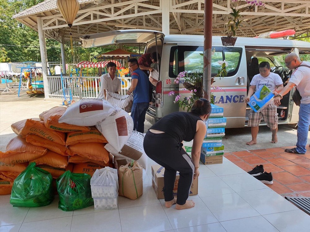 Vợ chồng anh Nhật thường xuyên kêu gọi các nhà hảo tâm giúp đỡ cho những hoàn cảnh khó khăn ở khắp nơi. Ảnh TK.