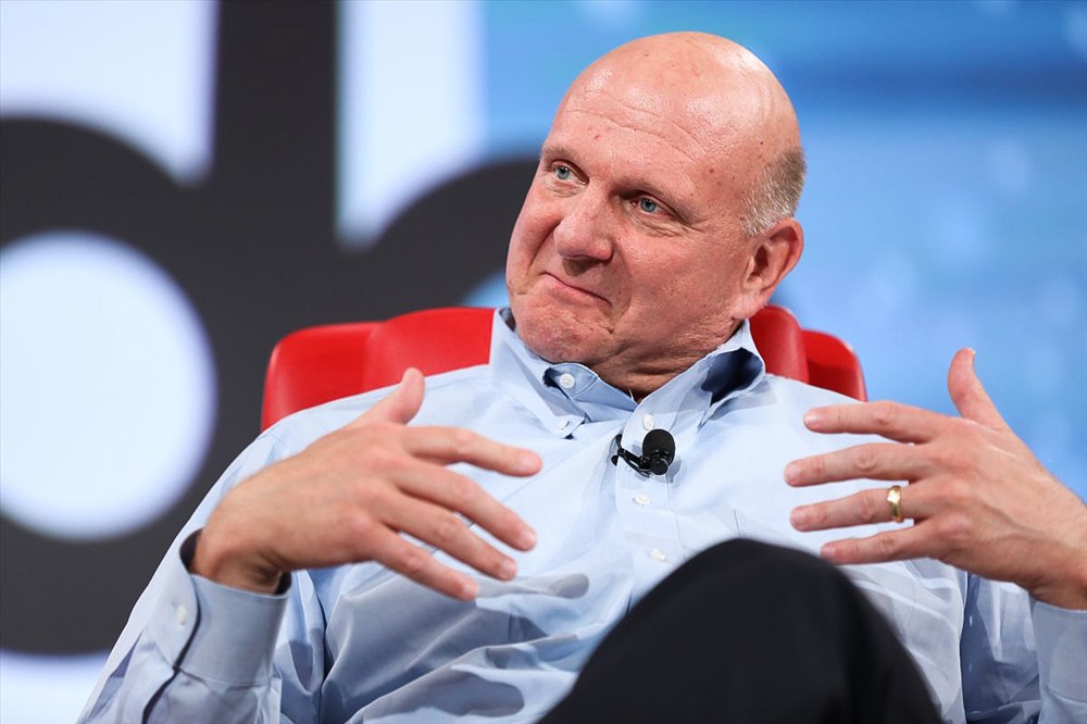 Ballmer rời khỏi vị trí CEO của Microsoft vào năm 2014, nhưng ông vẫn được xếp hạng cao trong danh sách của Forbes. Được biết, Ballmer và vợ Connie đã trao 295 triệu USD cho các hoạt động từ thiện vào năm 2018. Ảnh: VOX
