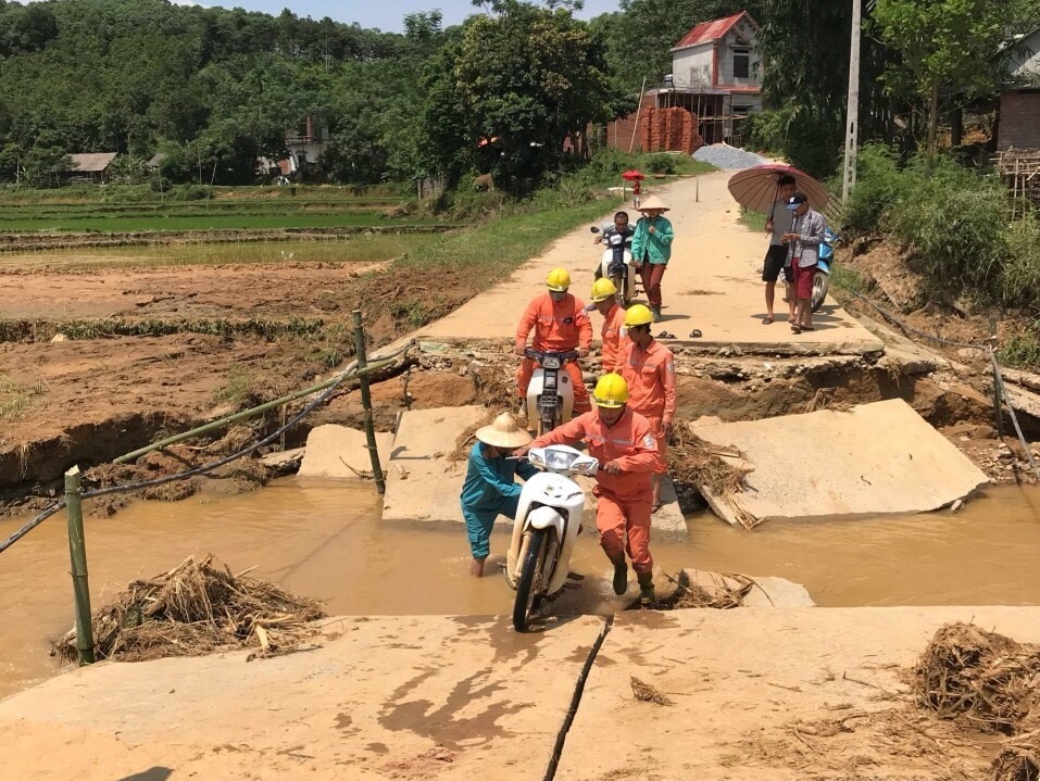 Đưa điện về nông thôn luôn là bài toán khó khăn với các Tổng công ty Điện lực, song EVNNPC đã rất nỗ lực để đạt thành tích 98,5% số hộ dân nông thôn trên địa bàn quản lý được sử dụng điện lưới quốc gia. Ảnh: D.T