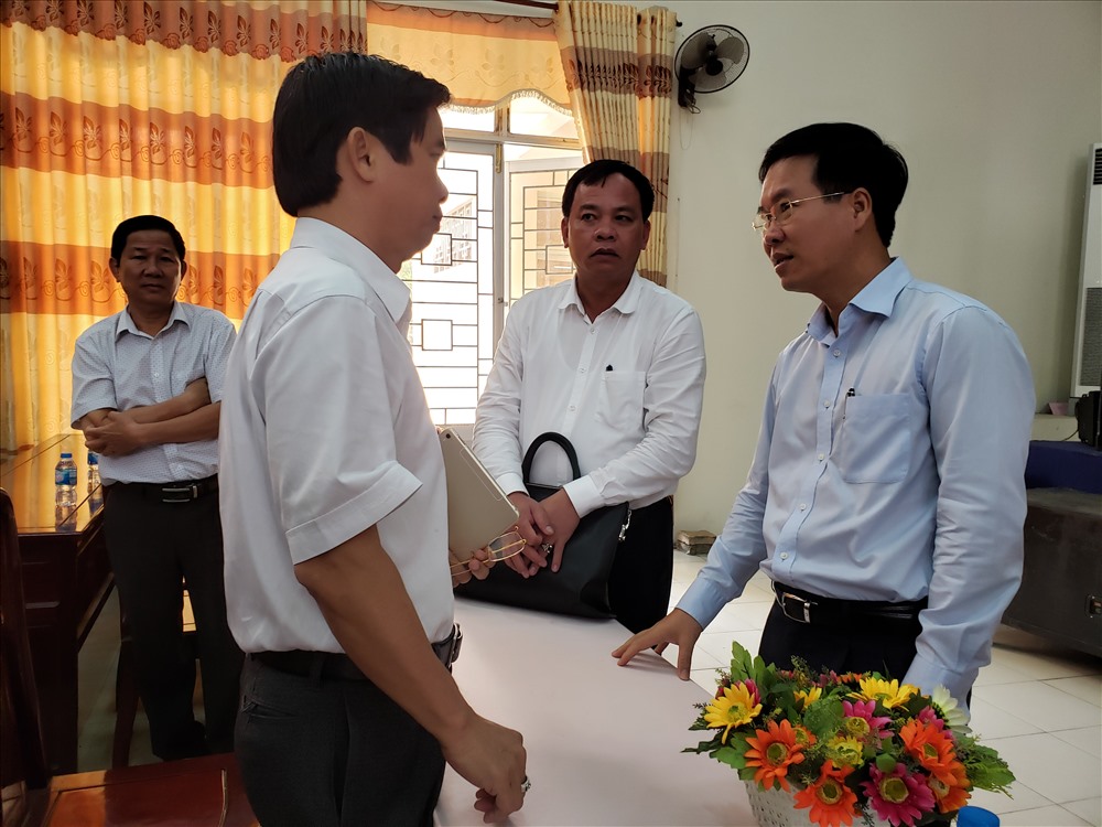 Đồng chí Võ Văn Thưởng, Ủy viên Bộ Chính trị, Bí thư Trung ương Đảng, Trưởng Ban Tuyên giáo Trung ương trao đổi với lãnh đạo huyện Long Thành về việc giải quyết ý kiến cử tri_Ảnh: HAC