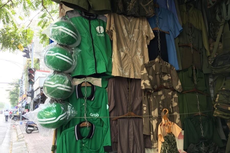 Mũ bảo hiểm của thương hiệu Grab được bán với giá 100.000 đồng. Cũng có những ki-ốt bán với giá 80.000 đồng. Nếu khách mua với số lượng lớn thì giá của mũ là 60.000 đồng.