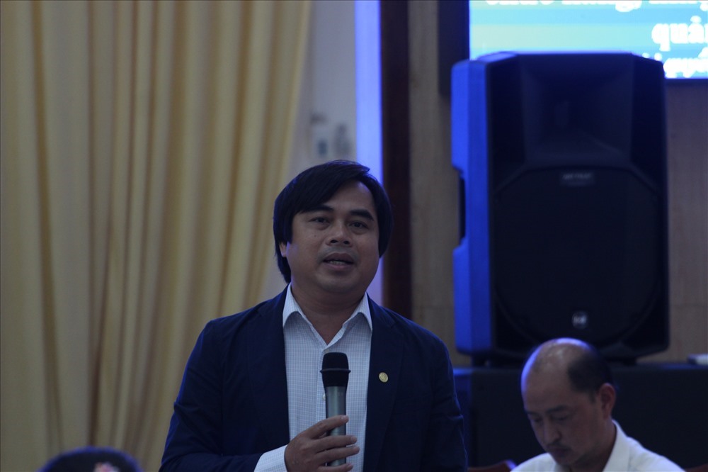Ông Tô Văn Hùng - Giám đốc Sở TNMT TP. Đà Nẵng trả lời ý kiến của cử tri liên quan đến vấn đề người Trung Quốc mua đất ở Đà Nẵng. ảnh: H.Vinh