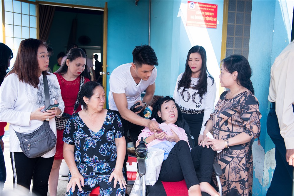 Á quân Lê Hữu Đạt trao tiền thưởng cho mái ấm.