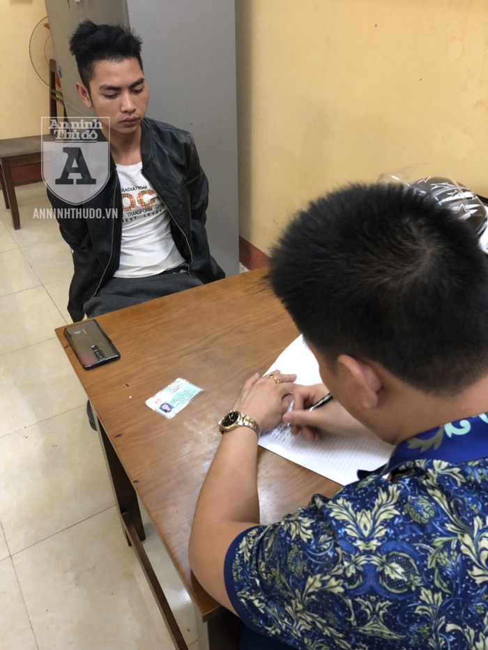 Đối tượng Đinh Văn Trường trả lời câu hỏi của trinh sát hình sự. Ảnh: Trung Hiếu/ Báo An ninh thủ đô.