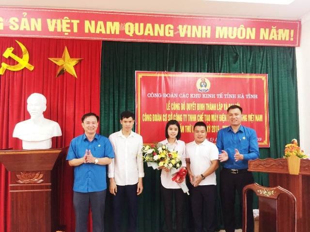 Tặng hoa cho Ban chấp hành Công đoàn cơ sở Công ty Chế tạo máy điện khí Pu Bang Việt Nam.
