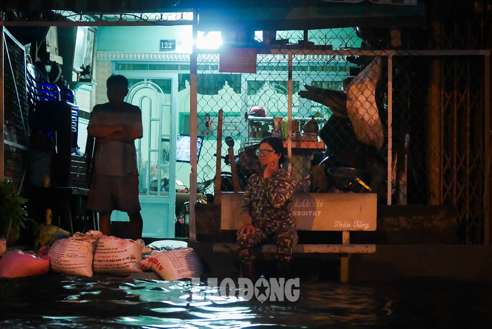 Theo ghi nhận của phóng viên, sáng nay (1.10) nhiều khu vực tại TP HCM vẫn trong tình trạng ngập nặng.