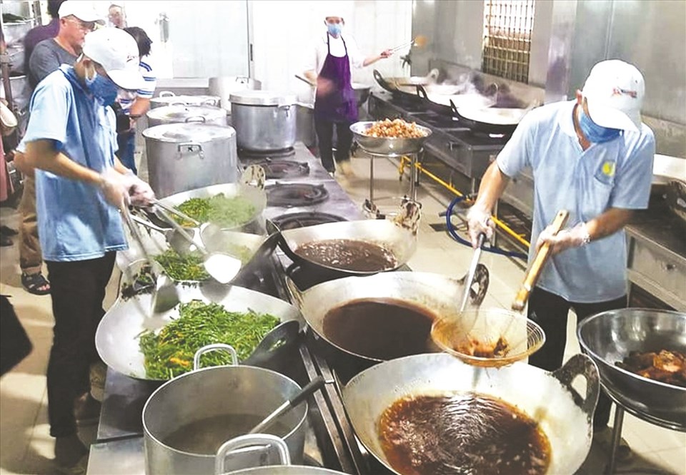 Cần tăng cường kiểm tra, thanh tra việc đảm bảo vệ sinh an toàn thực phẩm tại các cơ sở cung cấp suất ăn nấu sẵn, bếp ăn tập thể trên địa bàn TPHCM. Ảnh: Kim Đồng Cần tăng cường kiểm tra, thanh tra việc đảm bảo vệ sinh an toàn thực phẩm tại các cơ sở cung cấp suất ăn nấu sẵn, bếp ăn tập thể trên địa bàn TPHCM. Ảnh: Kim Đồng