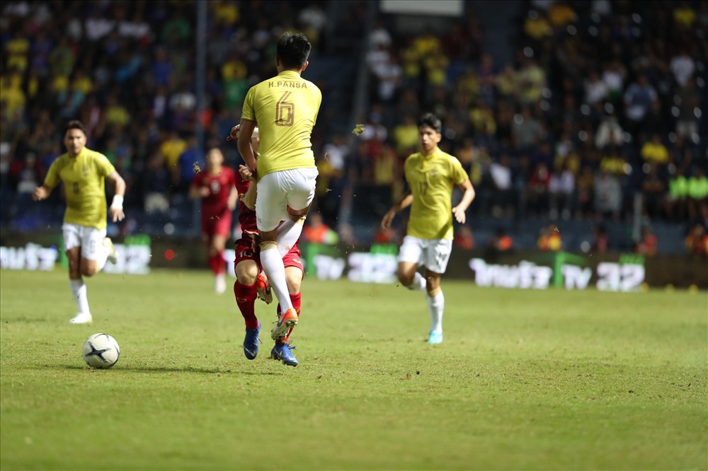 Ở King's Cup 2019, cầu thủ Thái Lan đã phải chơi xấu để đối phó với đội tuyển Việt Nam. Ảnh: Đ.Đ