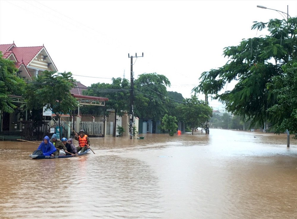 Nhiều tuyến đường bị ngập nước, những hộ dân ở vùng trũng đã được sơ tán trong đêm. Ảnh: NK.