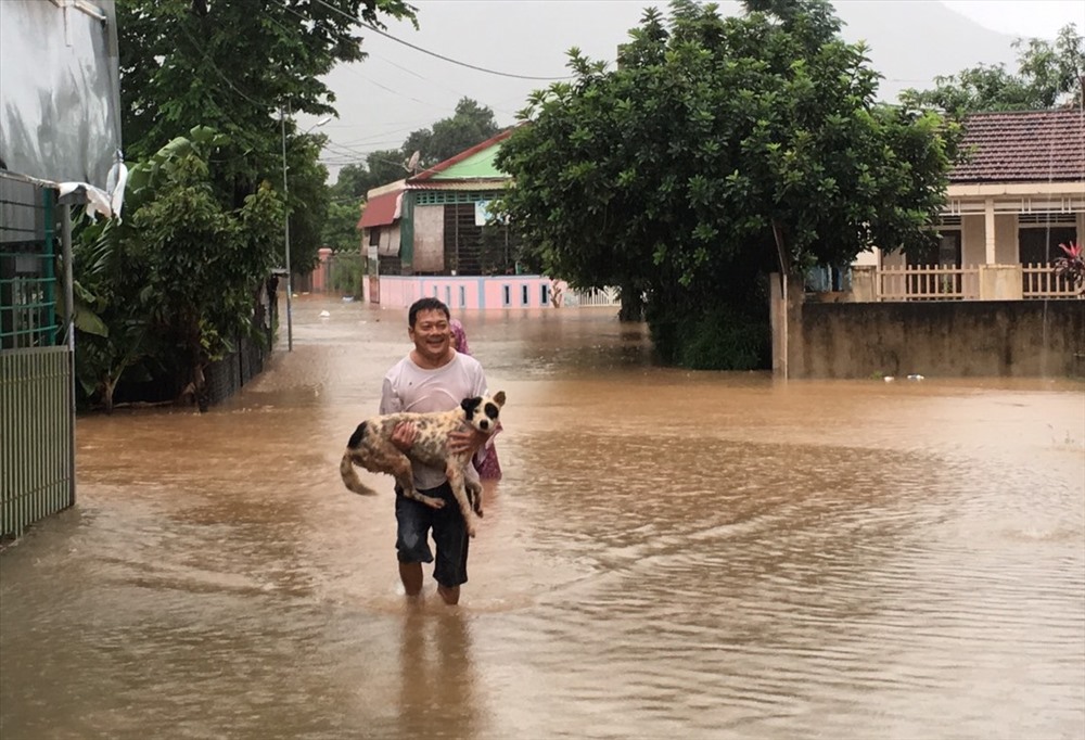 Người dân di chuyển ra khỏi vùng ngập lụt. Ảnh: NK.