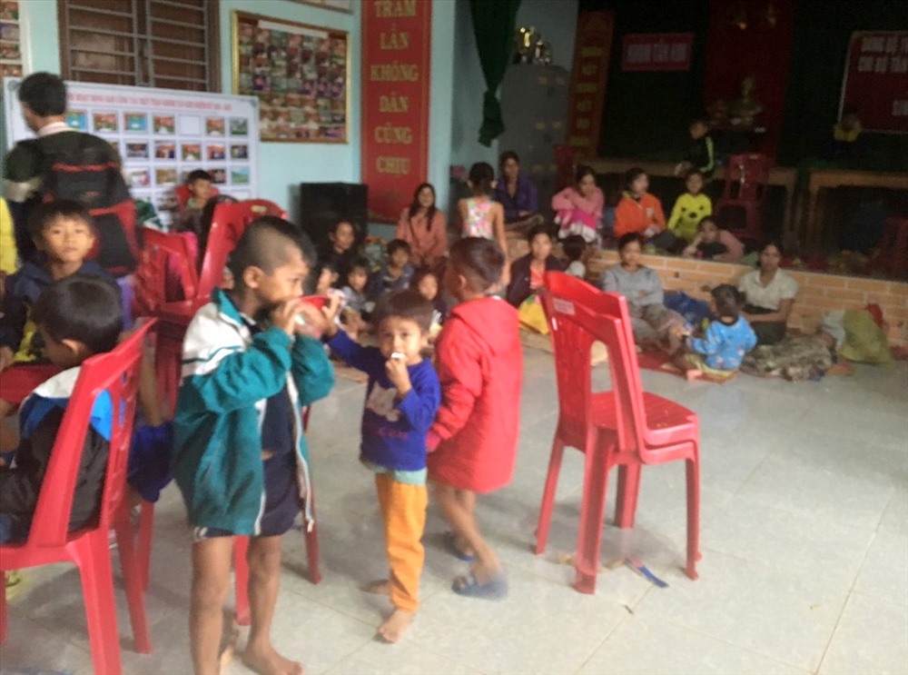 Người dân được sơ tán đến các nhà văn hóa khóm, được chính quyền hỗ trợ mỳ tôm và nước uống. Ảnh: NK.