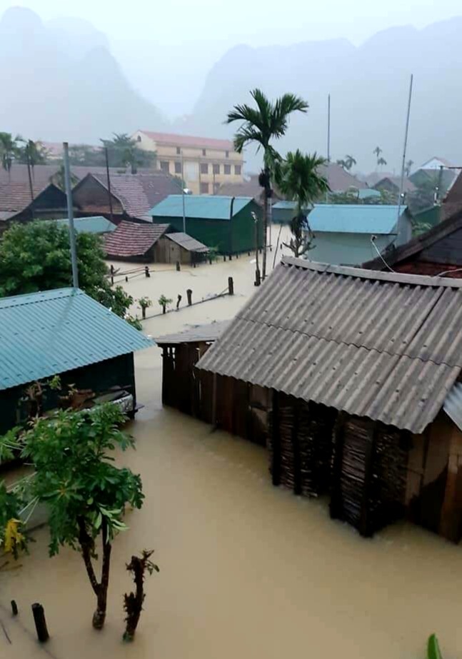Nhiều địa phương đã bị chia cắt hoàn toàn. Ảnh: CTV