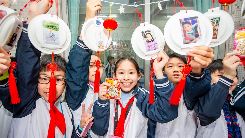 Học sinh đánh dấu ngày khai giảng ở thành phố Phật Sơn, tỉnh Quảng Đông, Trung Quốc bằng cách làm những bảng ghi ước mong trong tương lai. Ảnh: CGTN.