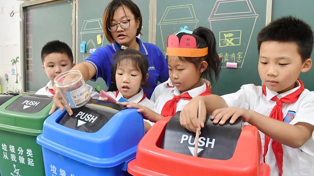 Tại một trường tiểu học khác ở Hợp Phì, học sinh được học về phân loại và tái chế rác thải trong ngày khai giảng. Ảnh: CGTN.