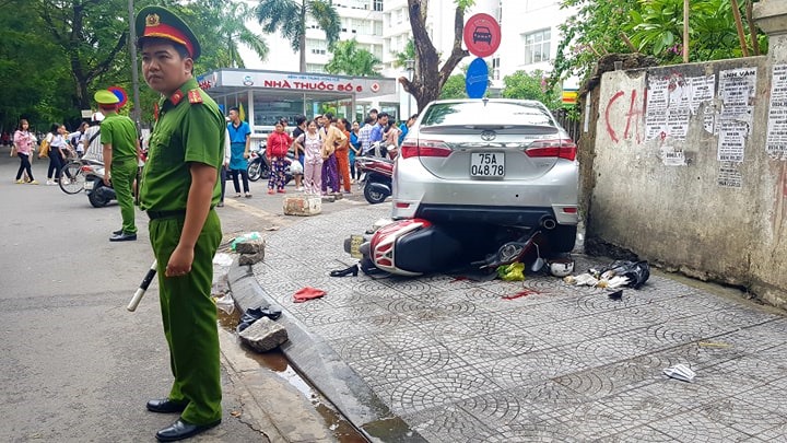 Lực lượng chức năng bảo vệ hiện trường, phân luồng giao thông. Ảnh: PĐ.