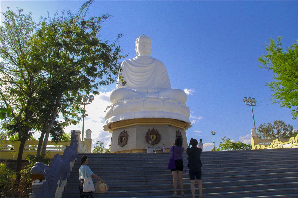  Kim Thân Phật Tổ nằm trên đồi Tại Thủy.