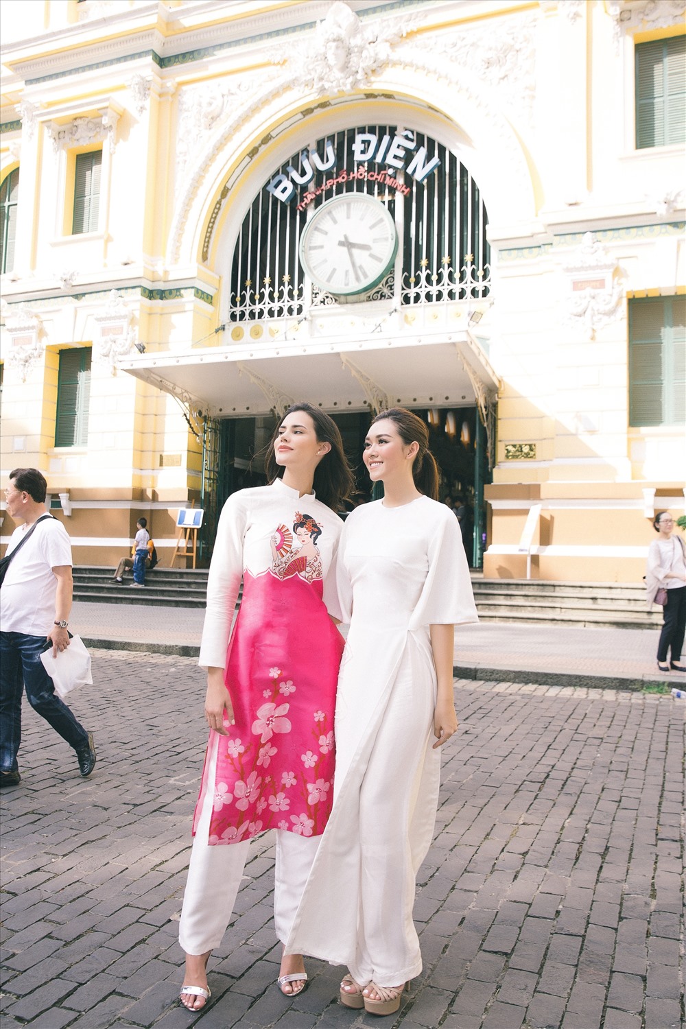 Hai người đẹp giản dị, gần gũi khi chụp ảnh cùng người hâm mộ trước Bưu điện thành phố. Ảnh: MWVN.