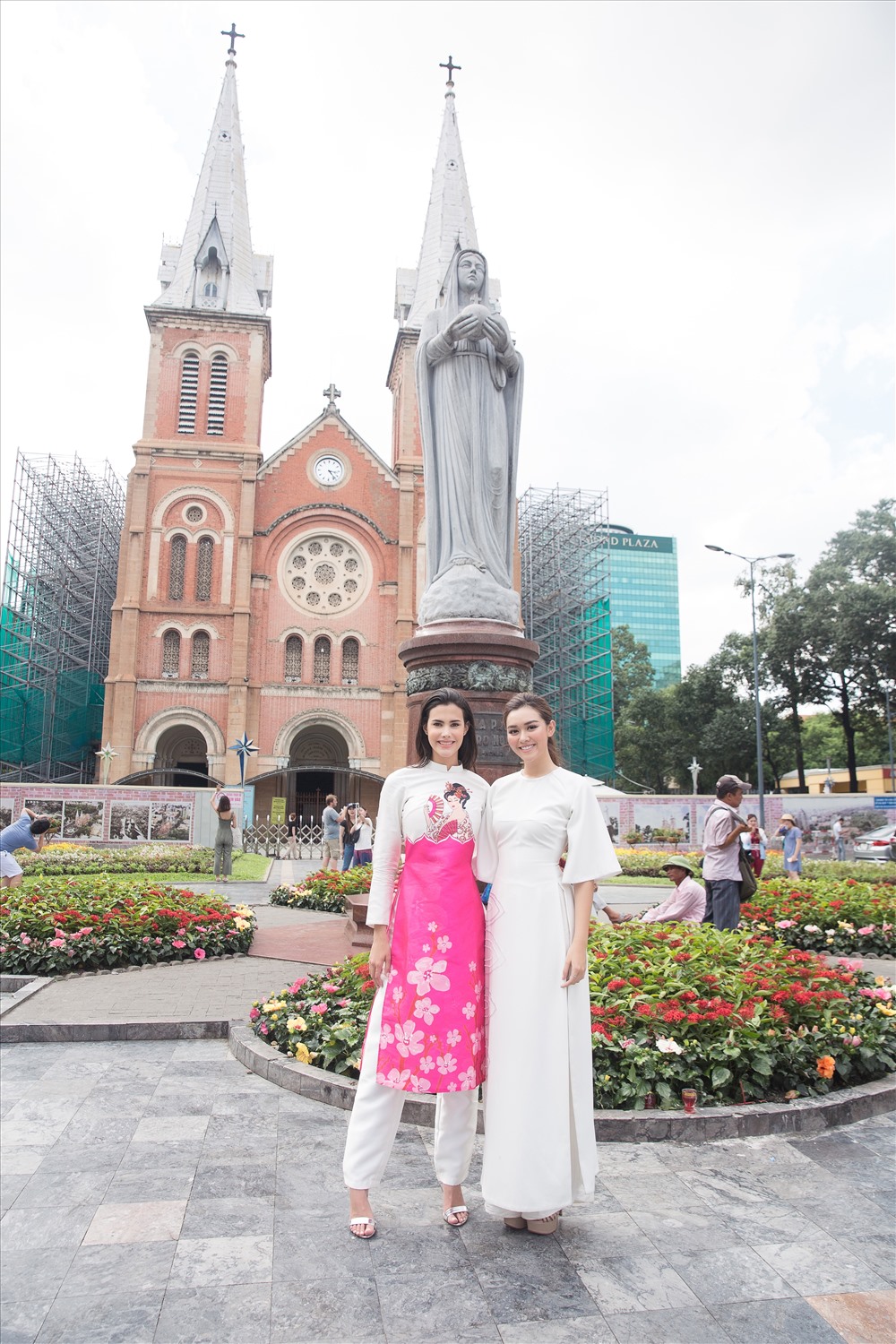 Mariem cũng vô cùng thích thú khi được ngắm nhìn nét đẹp kiến trúc của nhà thờ Đức bà, được lưu lại những khoảnh khắc đáng nhớ cùng với Á hậu Tường San. Ảnh: MWVN.