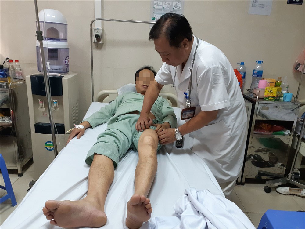 Một bệnh nhân sốt xuất huyết bị giảm tiểu cầu đang được điều trị. Ảnh: Thùy Linh