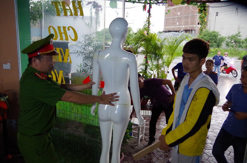 Thực nghiệm điều tra Thắng dùng gậy đập vào đầu và người chị Hoa. Ảnh: Công an Hưng Yên.