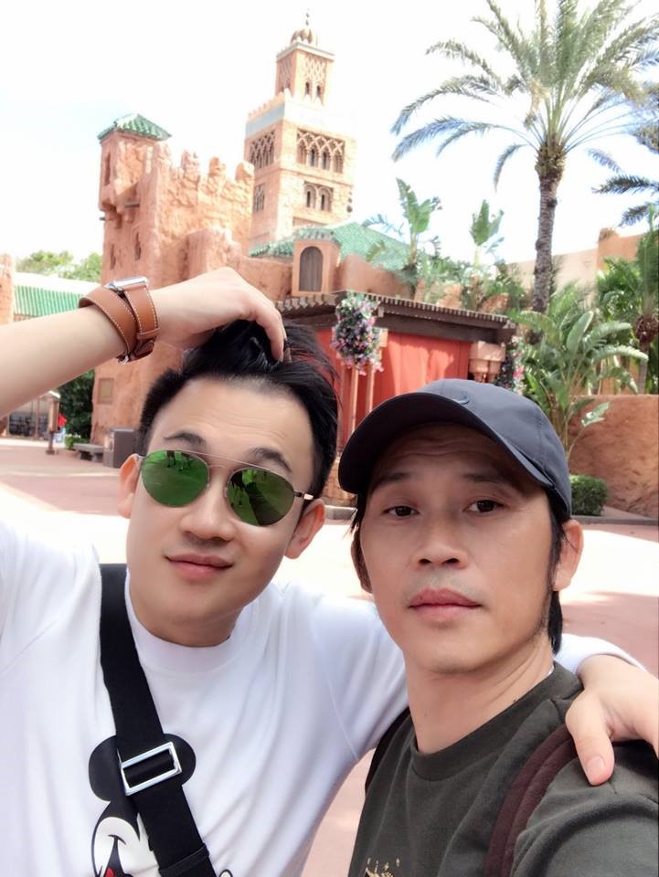 Dương Triệu Vũ và anh trai Hoài Linh. Ảnh: ST