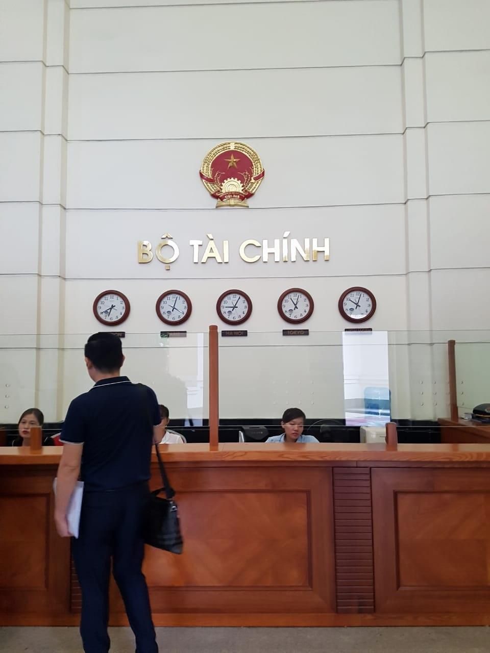 Ông Tam đến Bộ Tài chính làm việc. Ảnh: Asanzo