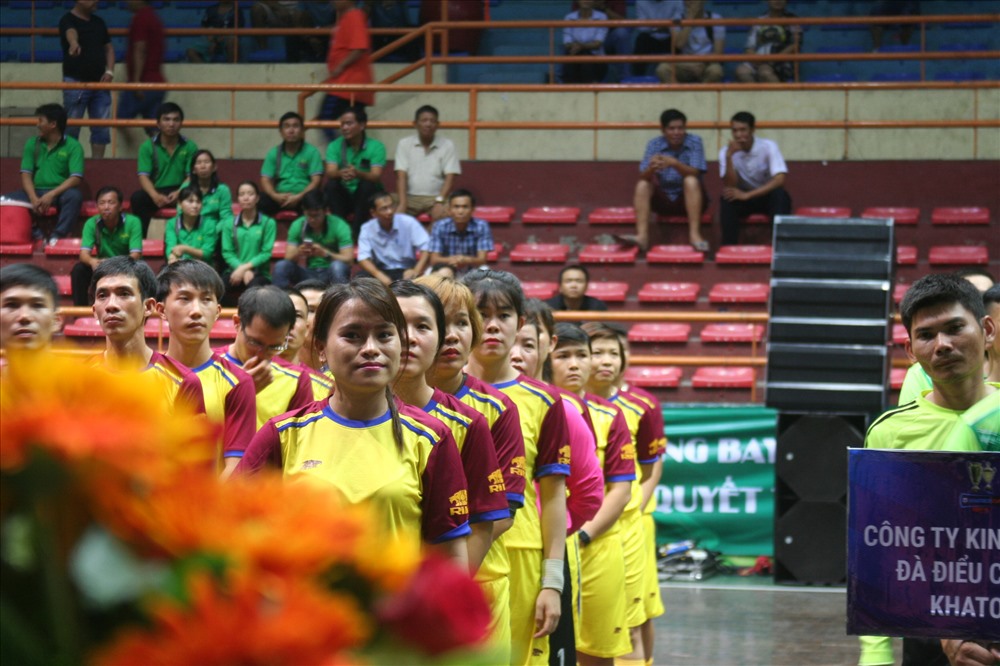 Sau những giờ lao động mệt nhọc người lao động Khatoco có cơ hội rèn luyện thể thao thi tài cùng đồng nghiệp ở sân chơi công đoàn. Ảnh: P.L