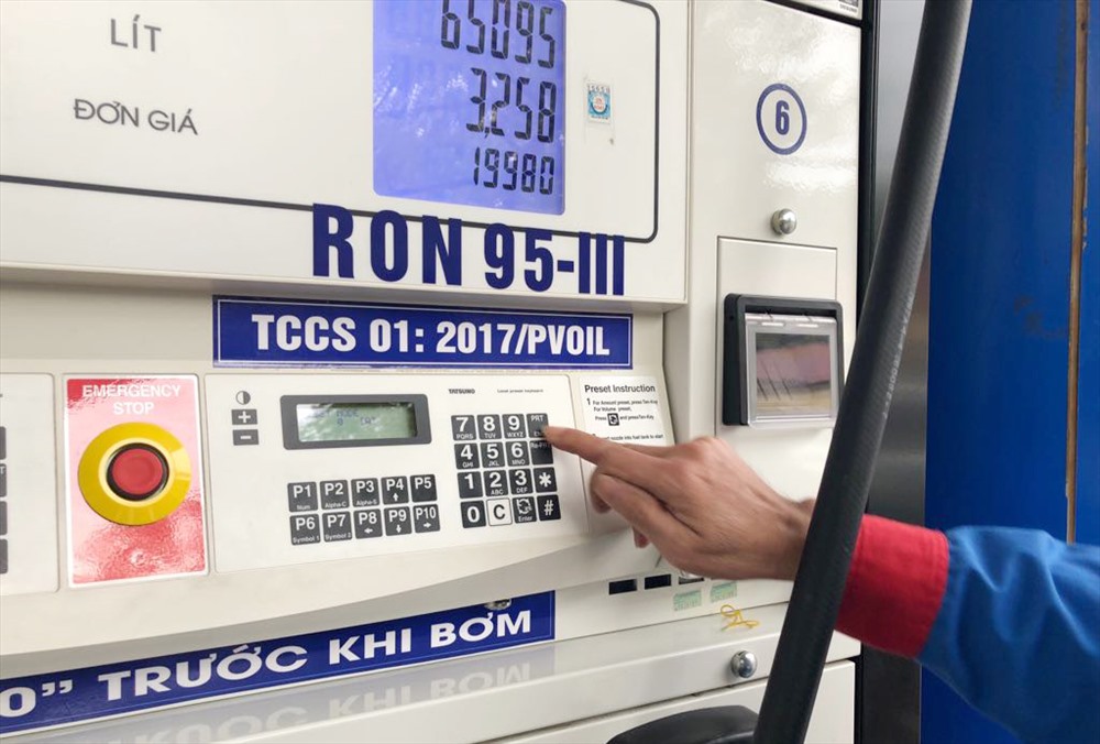 Nên đổ xăng theo lít thay vì đọc số tiền chẵn để nhân viên bấm số trên cây xăng. Ảnh: ST