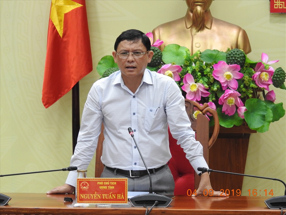 Chủ trì họp báo phản hồi thông tin các bài viết của cơ quan báo chí trong tháng qua, tuy vậy ông Nguyễn Tuấn Hà - Phó Chủ tịch tỉnh, từ chối nghe phản biện từ phía phóng viên. Ảnh: HL